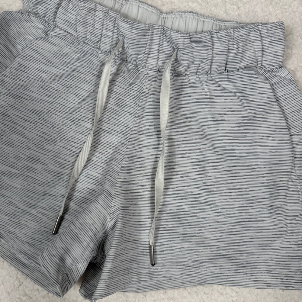Lululemon On the Fly Shorts Size 2 Womens Ice Gray Alpine White Athletic Travel
